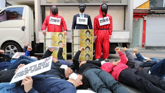 지난해 10월 27일 서울 중구 명동에서 자영업자와 시민단체 활동가들이 '임대료 멈춤법' 도입을 촉구하는 퍼포먼스를 하는 모습. <연합뉴스>